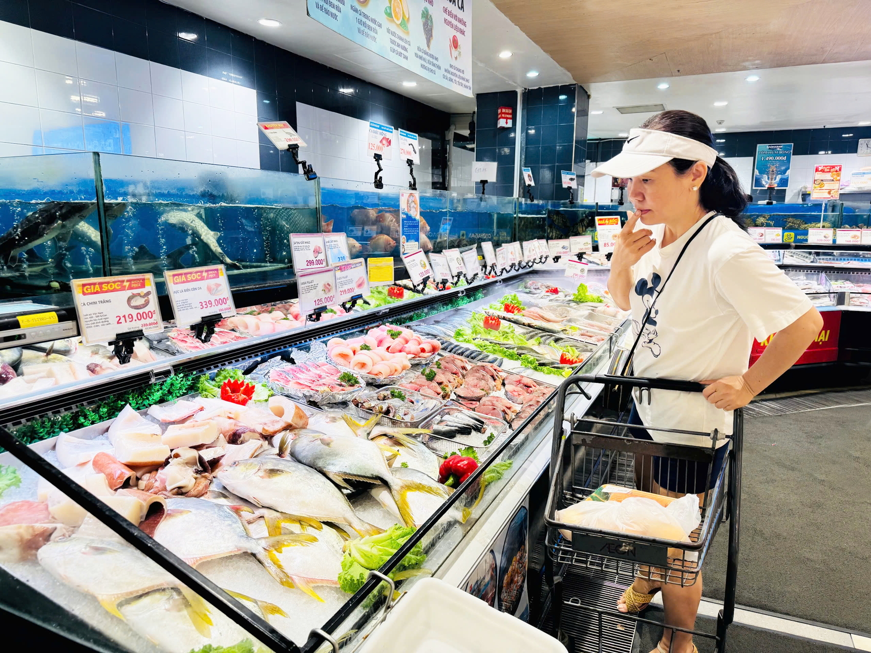 Người lao động mua sắm tại Aeon Mall Bình Tân