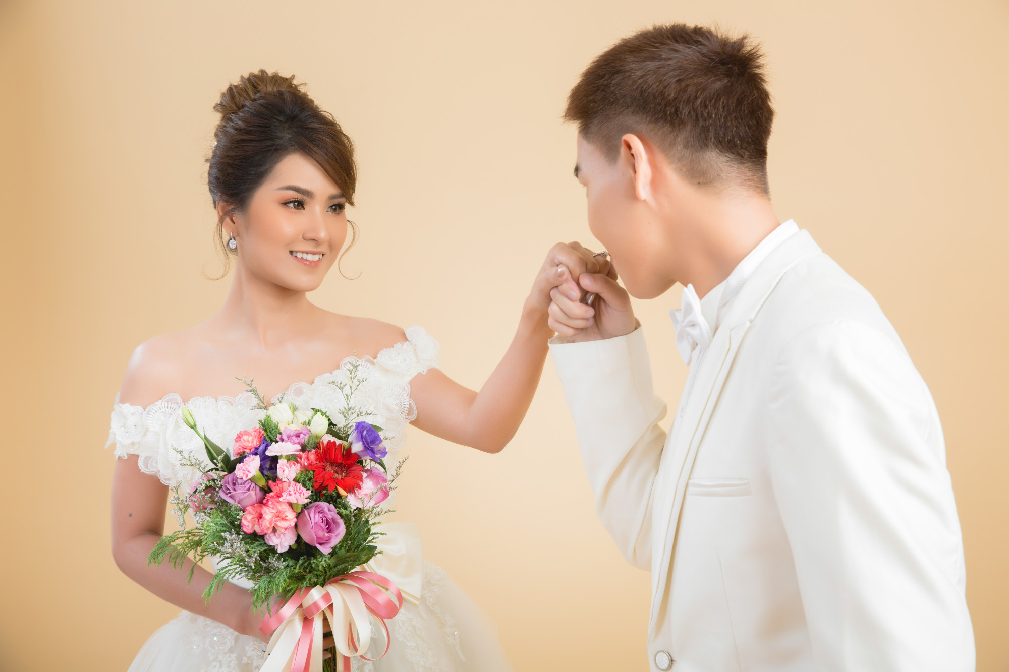 Phụ nữ đẹp có quyền lựa chọn ai trở thành chồng họ, lỡ chọn sai thì chọn lại. Ở đời chẳng ai dám chắc cuộc hôn nhân của mình sẽ mãi mãi viên mãn nên nếu bạn đang hạnh phúc thì bạn may mắn, đừng hả hê trước sự đổ vỡ của người khác (ảnh Freepik)