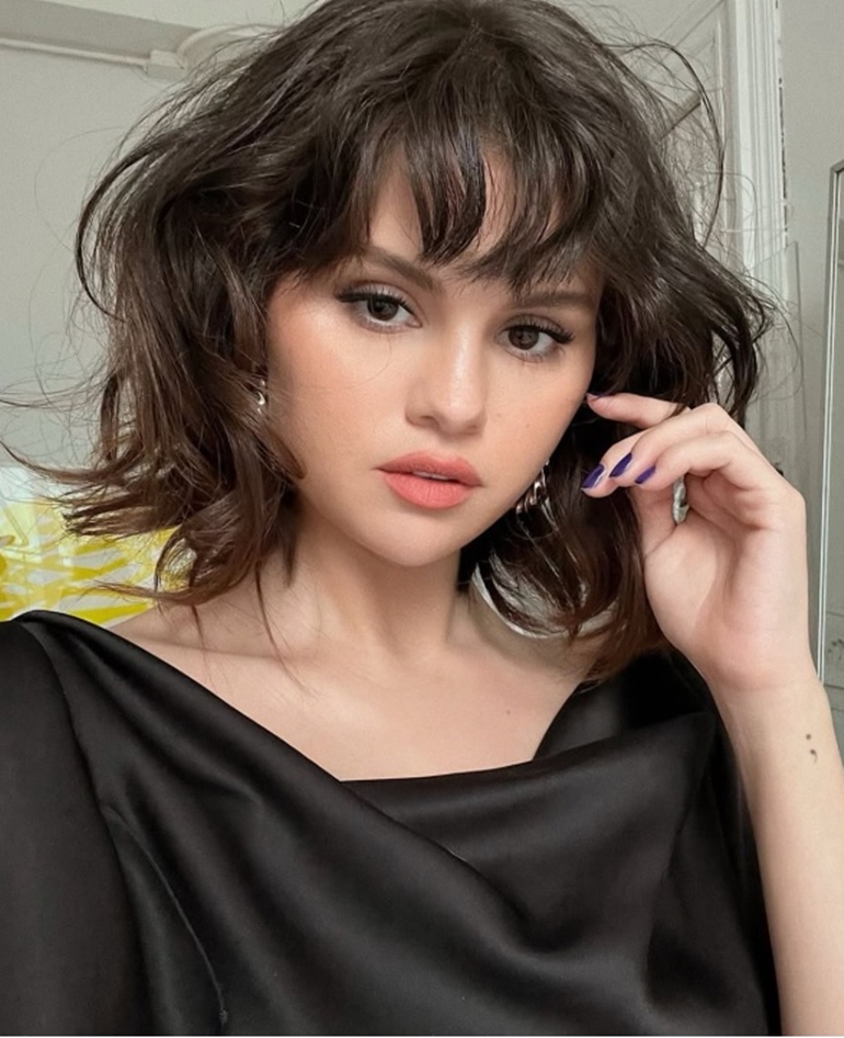 Tóc bob kiểu Pháp: Mái tóc bob mang đậm phong cách French girl đang trở thành biểu tượng của vẻ đẹp tự nhiên, phóng khoáng và đầy cuốn hút. Với chút lộn xộn đầy chủ ý như vừa thức dậy, kiểu tóc này vừa mang nét gợi cảm, vừa đậm chất Paris thanh lịch. Muốn tái hiện kiểu tóc này tại nhà? Hãy hất tóc ra khỏi khuôn mặt, xịt keo tạo phồng vào chân tóc để tăng độ bồng bềnh và tự nhiên. Hoặc đơn giản hơn – cứ để tóc rối nhẹ như khi bạn vừa ngủ dậy, vậy là đủ cuốn hút đúng chất “Pháp”.