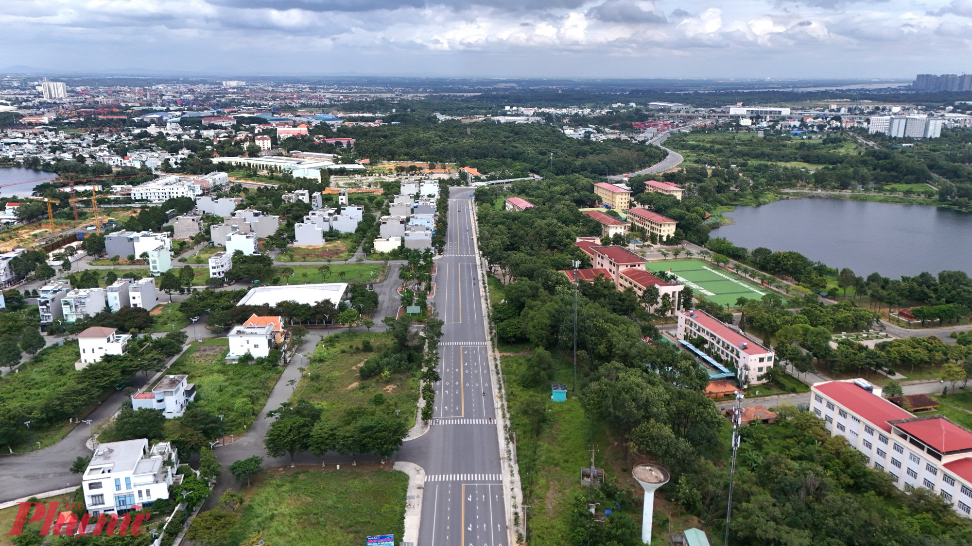 Tuyến Trục chính Đông Tây là dự án giao thông trọng điểm do TP Dĩ An cũ (trước đây thuộc tỉnh Bình Dương) đầu tư, khởi công từ tháng 3/2021,tổng mức đầu tư của dự án vượt 700 tỉ đồng, trong đó riêng chi phí giải phóng mặt bằng đã chiếm tới 536 tỉ đồng.. Dù phần lớn tuyến đường đã được đưa vào khai thác từ cuối năm 2024, đoạn 50 m cuối vẫn bị ngắt mạch vì chưa giải phóng được mặt bằng. 