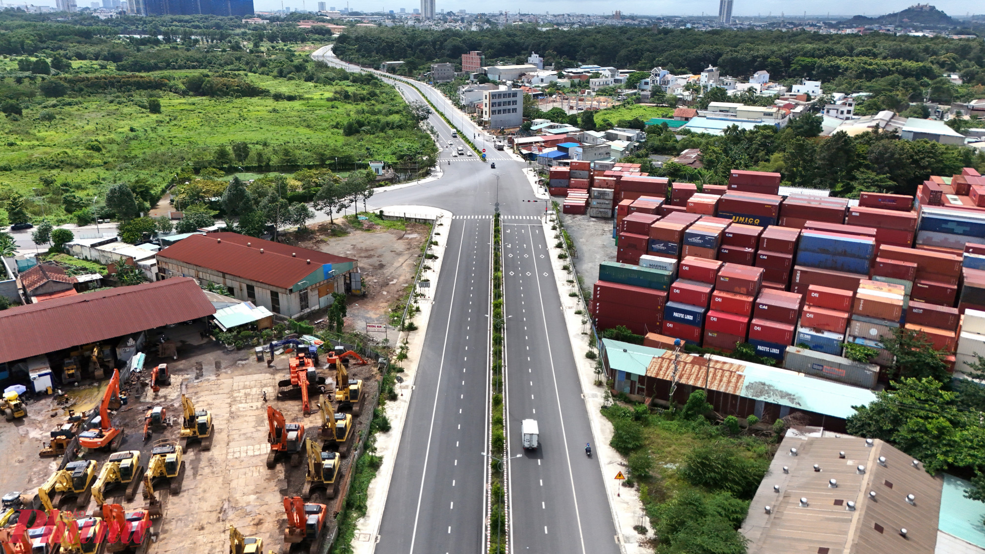 Toàn tuyến Trục chính Đông Tây dài khoảng 3 km, mặt đường rộng 32 m với 6 làn xe. Vỉa hè rộng từ 1,5 đến 4 m, tạo điều kiện thuận lợi cho cả phương tiện và người đi bộ. Tổng mức đầu tư của dự án vượt 700 tỉ đồng, trong đó riêng chi phí giải phóng mặt bằng đã chiếm tới 536 tỉ đồng.
