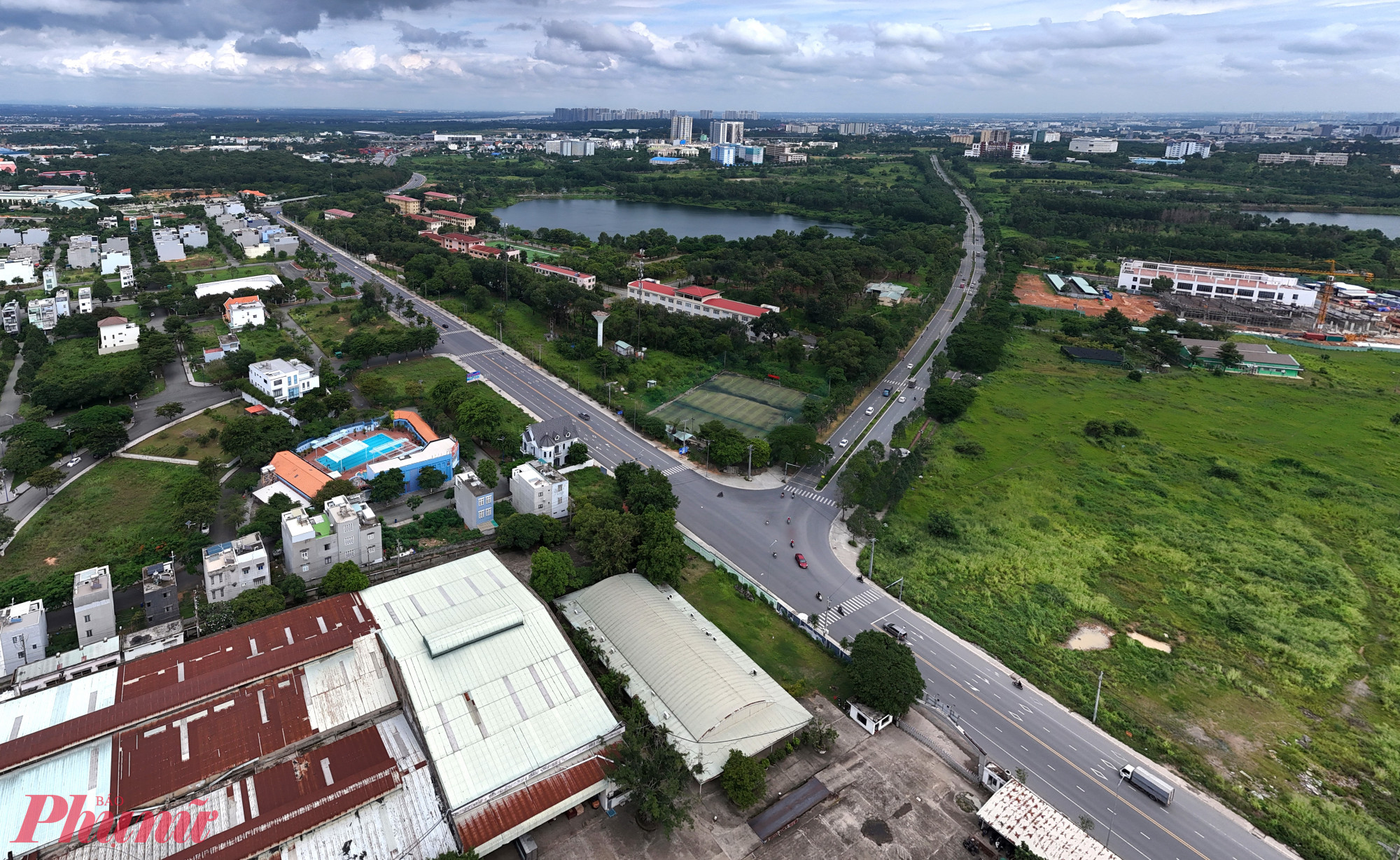 Đường Trục Chính Đông Tây đoạn qua Đại học Quốc gia TPHCM.
