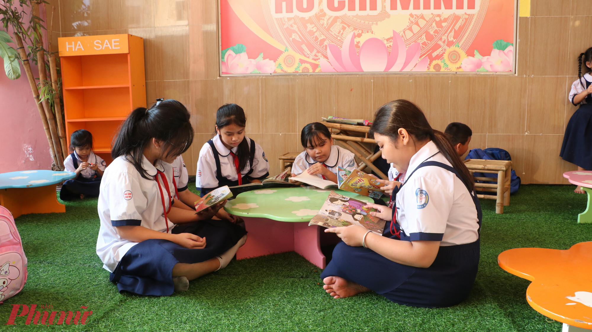 Học sinh Trường tiểu học Đặng Trần Côn đọc sách tại không gian văn hóa đọc của trường - Ảnh: Trang Thư