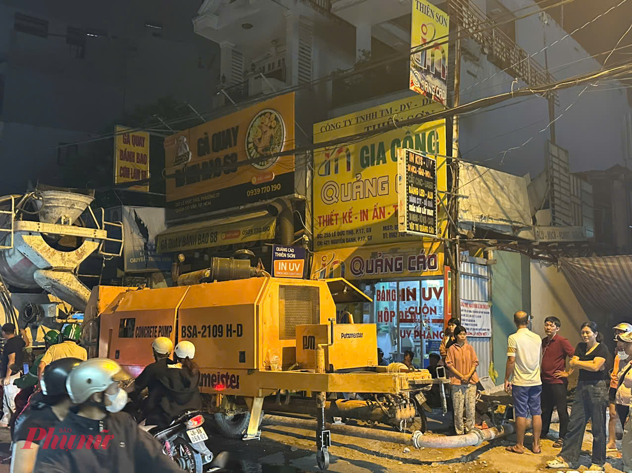 Ban đêm vẫn xây dựng nhộn nhịp mặc dù UBND phường yêu cầu tạm ngưng. 