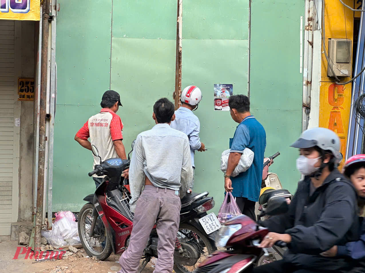 Ngoài cổng, công trình đóng kín mít. Ảnh: Minh Mẫn.