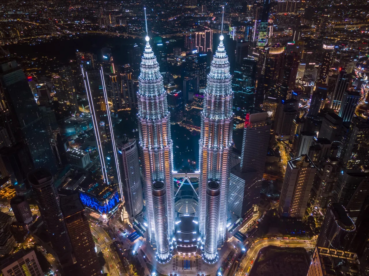 Kuala Lumpur, Malaysia: hơn 180 tòa nhà.  Tháp đôi Petronas từng giữ danh hiệu tòa nhà cao nhất thế giới từ năm 1998 đến 2004. Các tòa tháp tập trung quanh trung tâm thành phố Kuala Lumpur và Bukit Bintang. Gần đây Kuala Lumpur có tòa nhà The Exchange 106 cao 492 mét với 106 tầng và 6 tầng hầm - Ảnh: Twenty47studio