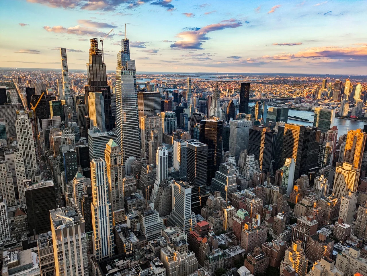 New York City, bang New York, Mỹ: hơn 320 tòa nhà. Được coi là nơi khai sinh ra nhà chọc trời, New York City nổi tiếng với  tòa Chrysler,  tòa One World Trade Center cùng những tòa tháp siêu sang ở khu  Billionaire’s Row. Tòa nhà tại New York có nhiều chức năng như: thương mại, dân cư và cơ sở công cộng, thể hiện cấu trúc đô thị đa lớp và đa dụng của thành phố - Ảnh: Deven Dadbhawala
