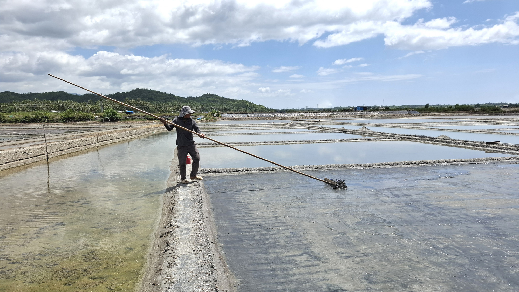 Cánh đồng muối trải dài trăm năm tuổi Tạo bằng mặt ruộng muối. Ô đất được nện chặt, ép lớp bùn phơi khô rồi lấy nước biển vào ô chứa mặn để lắng.