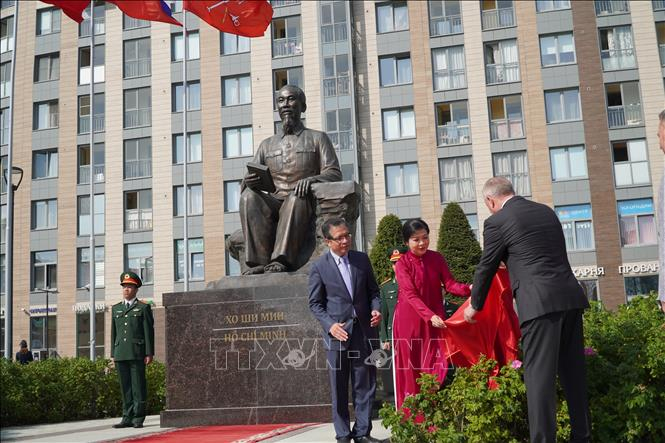 Phu nhân Ngô Phương Ly và Thống đốc St. Petersburg A.Beglov thực hiện nghi lễ khánh thành Quảng trường Hồ Chí Minh - Ảnh: TTXVN