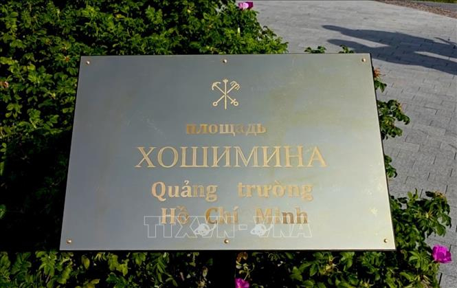 Tấm biển tên Quảng trường Hồ Chí Minh tại St.Petesburg. Ảnh: Tâm Hằng - PV TTXVN tại LB Nga