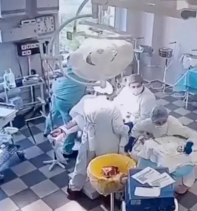 Các bác sĩ cố gắng giữ bệnh nhân khi đang phẫu thuật 