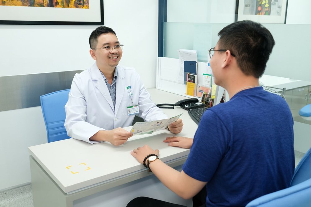 TS. BS. Nguyễn Thanh Tùng tư vấn cho bệnh nhân về vấn đề răng miệng - Ảnh:FV