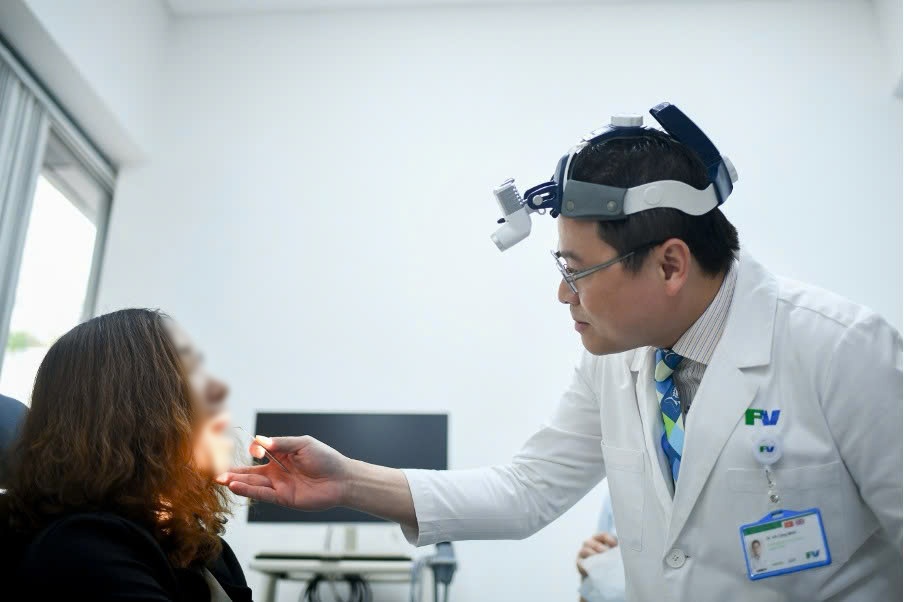 TS.BS. Võ Công Minh - Trưởng khoa Tai Mũi Họng, Bệnh viện FV - thăm khám cho bệnh nhân - Ảnh: FV