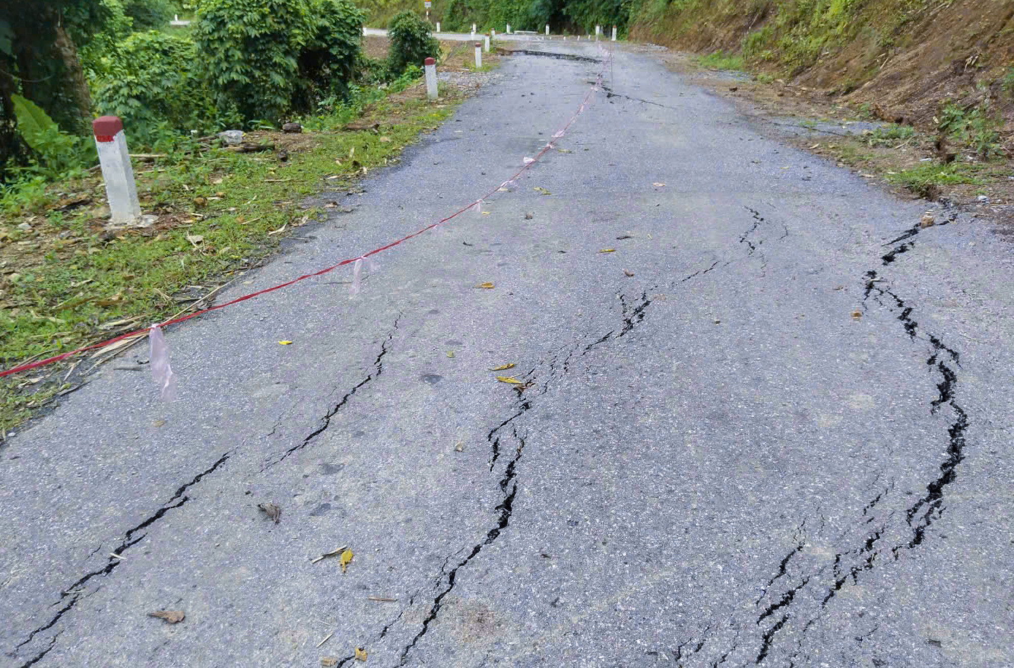 Sau lũ, nhiều tuyến đường ở miền Tây Nghệ An bị nứt toác, có nguy cơ đổ sập xuống sông, suối - Ảnh: Khánh Trung