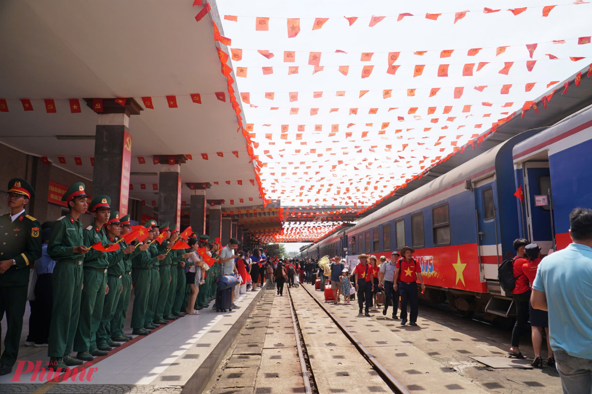 Ga đường sắt Đà Nẵng trong sự kiện 2 đoàn tàu SE1 và SE4 mang tên “Đoàn tàu Thống Nhất” gặp nhau vào 12g40 trưa 30/4/2025.