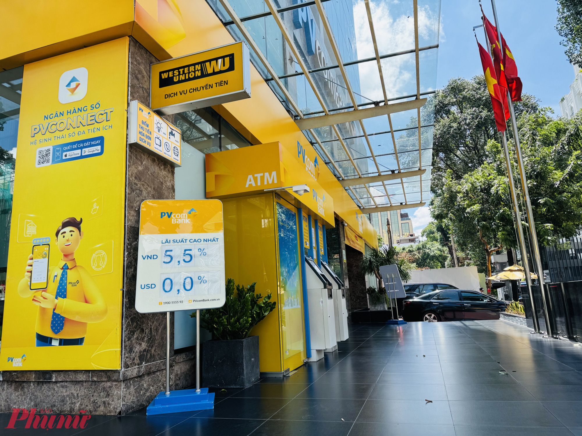 Tại một số ngân hàng, tiền gửi tiết kiệm cao nhất chỉ 5,5%/năm nên người dân chuyển sang mua trái phiếu và chứng chỉ tiền gửi - Ảnh: Thanh Hoa