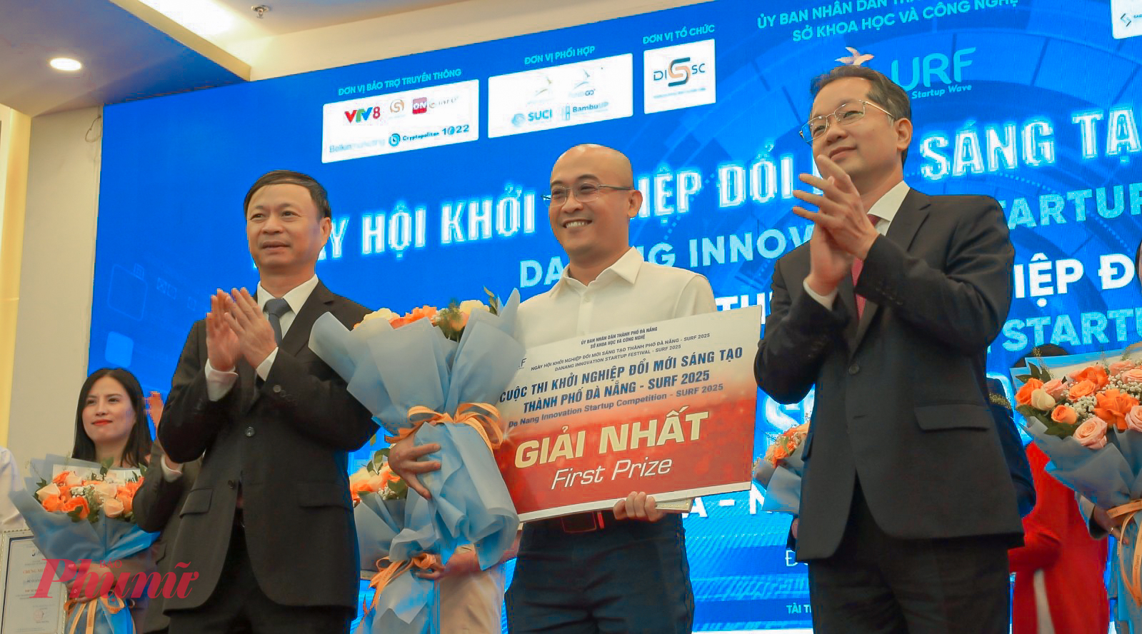 Nền tảng giúp nông dân kết nối trực tiếp với du khách thế giới đoạt giải Nhất Bí thư Thành uỷ Đà Nẵng Nguyễn Văn Quảng (bìa phải) chúc mừng dự án LocalLife.Asia đạt giải nhất SURF 2025