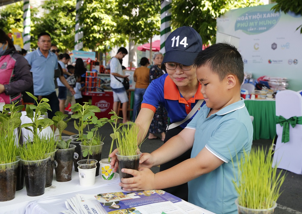 Bé học trồng cây tại ngày hội năm 2024 - Ảnh: Phú Mỹ Hưng