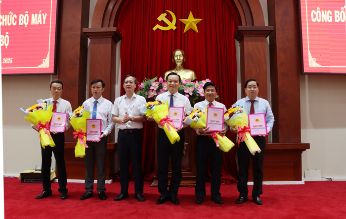Ông Trần Trí Quang - Chủ tịch UBND tỉnh Đồng Tháp trao quyết định thành lập Khu kinh tế Đồng Tháp