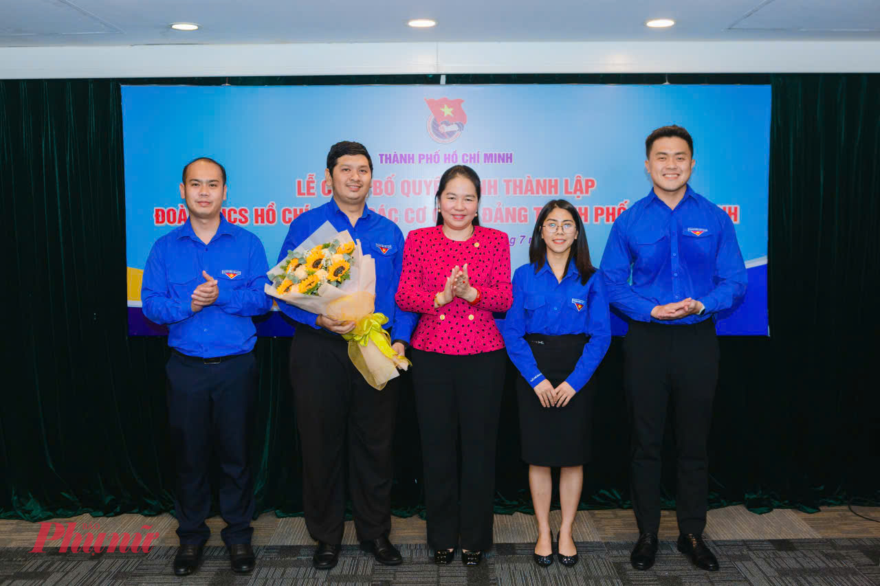 Bà Lê Thị Hồng Nga - Phó bí thư Đảng ủy các cơ quan Đảng TPHCM - tặng hoa chúc mừng thường trực Đoàn các cơ quan Đảng TPHCM.