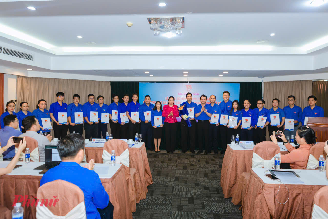 Trao quyết định của Thành đoàn TPHCM chỉ định Ban chấp hành đoàn các cơ quan Đảng TPHCM giai đoạn lâm thời.