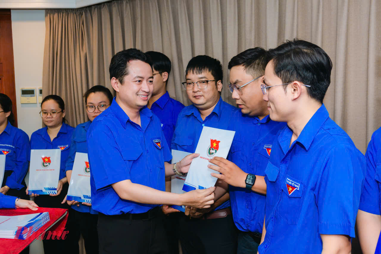 Anh Lê Tuấn Anh - Phó Bí thư Thành Đoàn TPHCM - trao quyết định chỉ định Ban chấp hành đoàn các cơ quan Đảng TPHCM giai đoạn lâm thời.