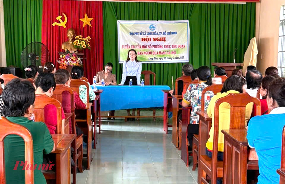 Quang cảnh buổi tuyên truyền tại xã Long Hòa 