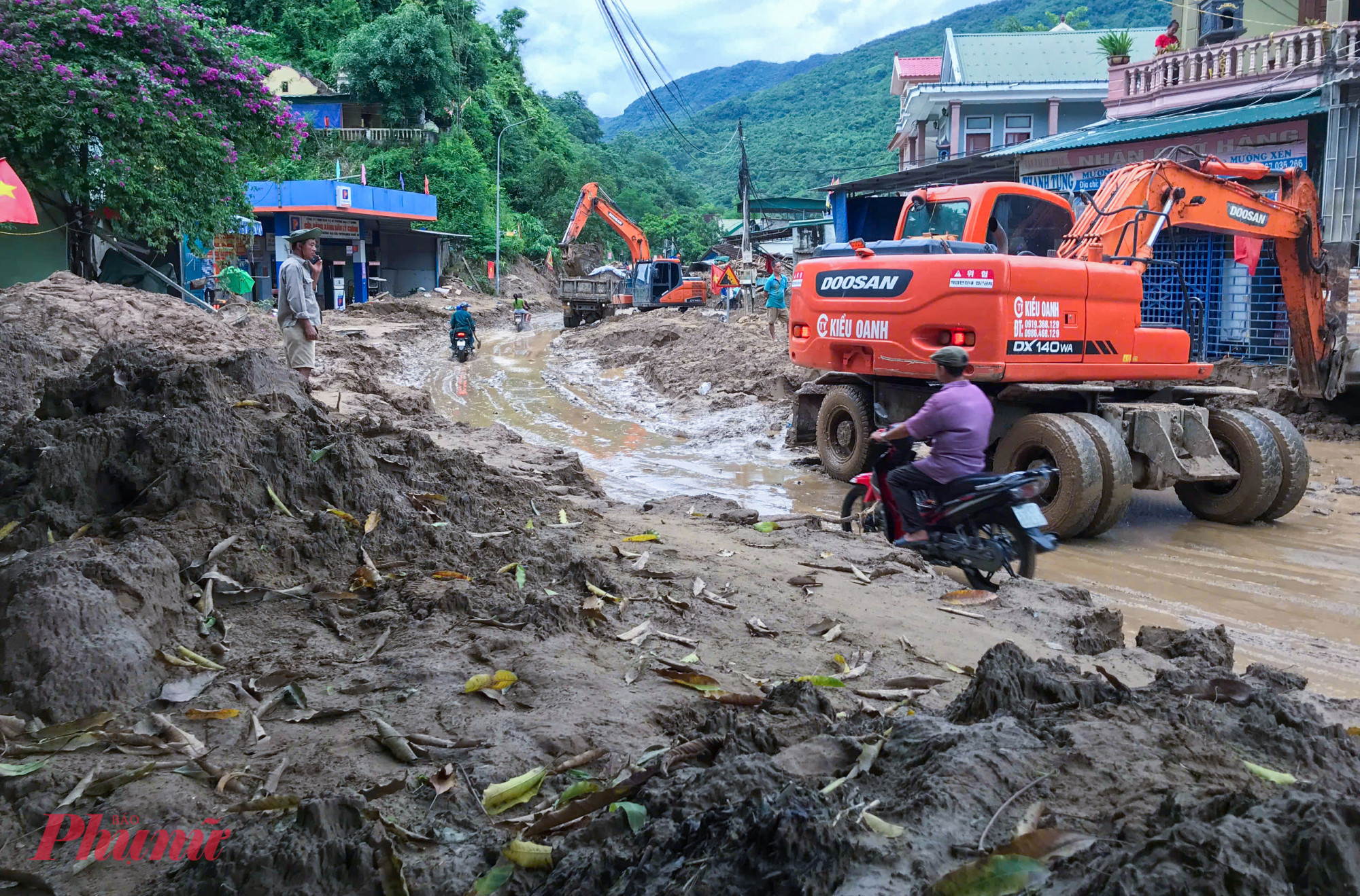 Quốc lộ 7 dài hơn 220km, là một trong những tuyến đường huyết mạch kết nối giữa các xã miền vui lên vùng cao tỉnh Nghệ An. Từ ngày 22 - 24/7, tuyến đường này bị ngập sâu từ 1-3m ở nhiều đoạn qua các xã Con Cuông, Tương Dương. Lũ rút để lại lớp đất cát cao 1-2m trên đường Quốc lộ 7.