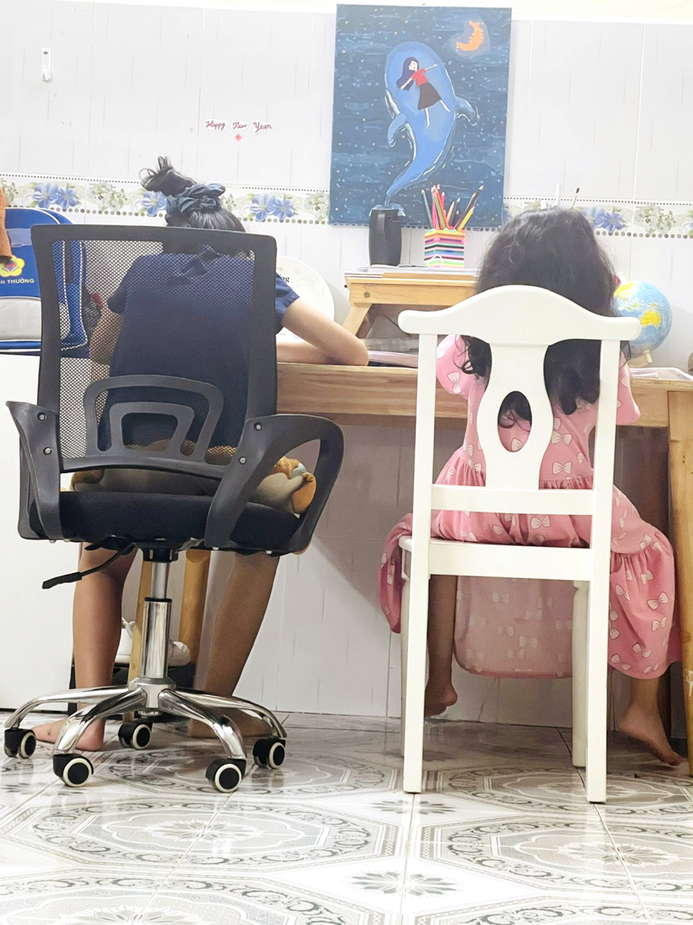 Bé M.K. (bìa phải) dang dở việc học do người cha đưa ra ở riêng, không cho đi học - ẢNH: DIỆU HIỀN