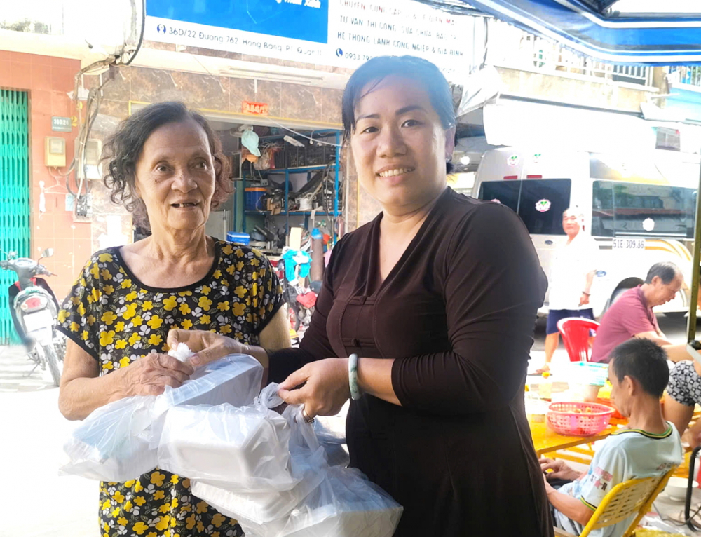 Bền bỉ để yêu thương không ngắt quãng Bà Nguyễn Thị Thanh Nguyệt (phường Minh Phụng) trao các suất ăn miễn phí cho người khó khăn