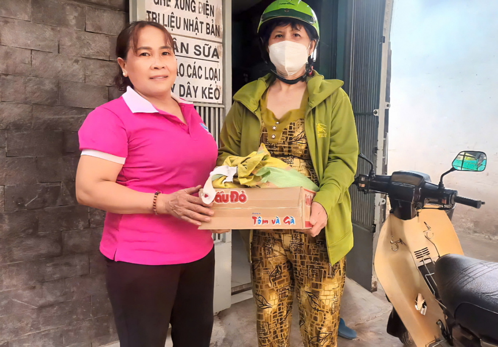 Bền bỉ để yêu thương không ngắt quãng Bà Võ Thị Nhanh - Chi hội trưởng Chi hội Phụ nữ khu phố 26, phường Tân Phú - tặng bữa ăn và các nhu yếu phẩm đến người khó khăn