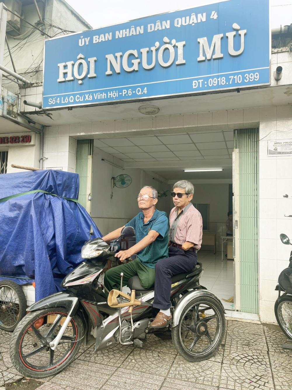 Cặp đôi thương binh tri kỷ Trần Vũ Thông - Trần Văn Tản (phải) 35 năm đi bên nhau,  tiếp cho nhau sức mạnh - ẢNH: DIỆU HIỀN