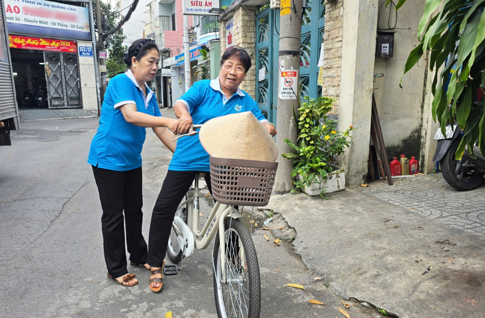 Bền bỉ để yêu thương không ngắt quãng Bà Phạm Công Tâm - Chi hội trưởng Chi hội Phụ nữ khu phố 6, phường Bảy Hiền - giúp hội viên cao tuổi Nguyễn Thị Lài di chuyển