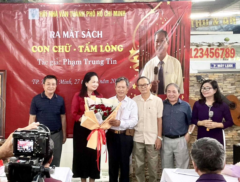 Mở rộng “đường biên” cho trang viết về thành phố Đoàn Hội Nhà văn TPHCM đến tham dự buổi ra mắt tác phẩm của nhà thơ Phạm Trung Tín tại phường Dĩ An - Nguồn ảnh: Nhà văn Bích Ngân