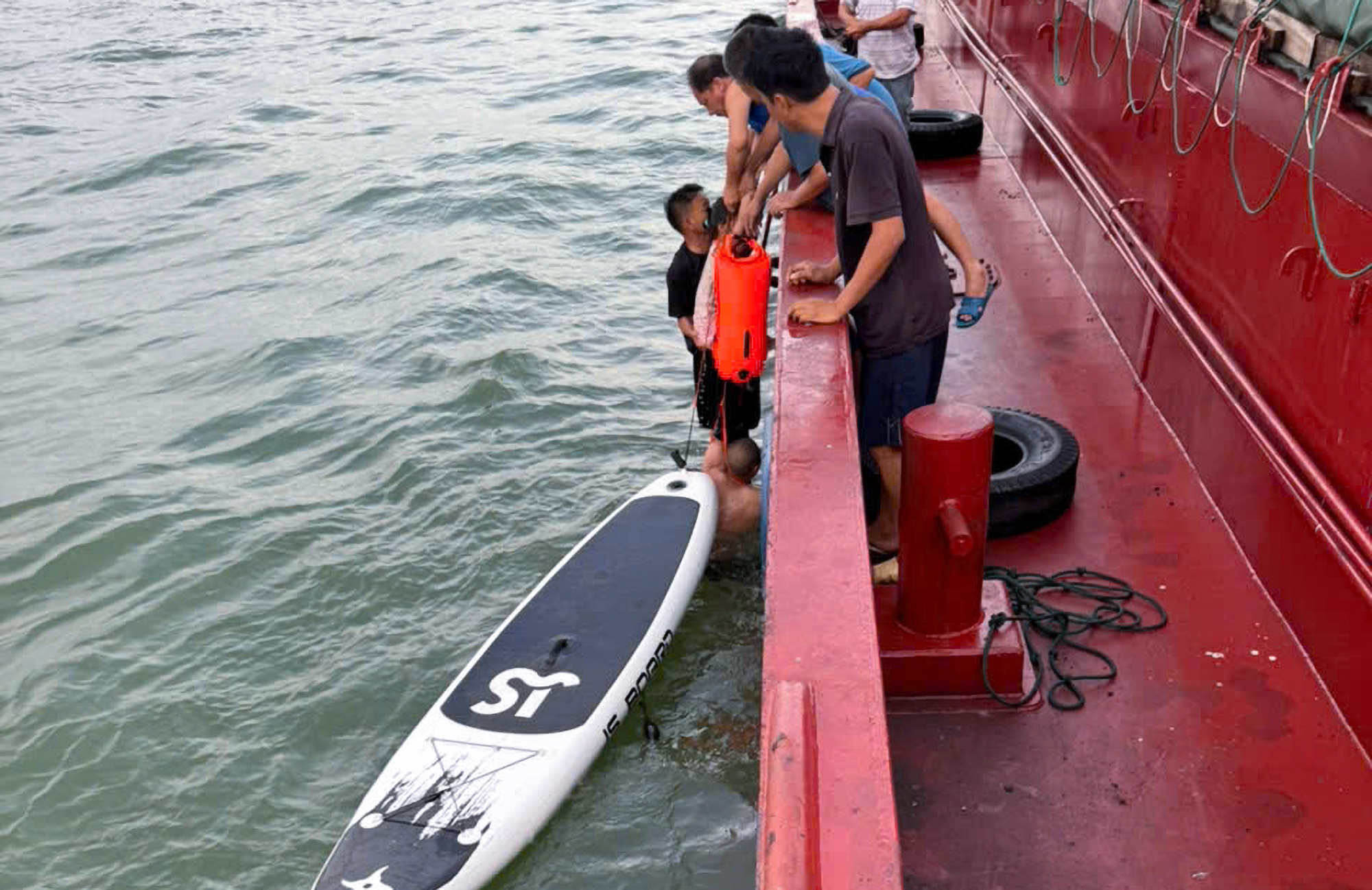 Anh Tùng cùng con gái được tàu vận tải phát hiện và cứu sống sau 1 đêm bám thuyền kayak lênh đênh trên biển - Ảnh: Khánh Trung