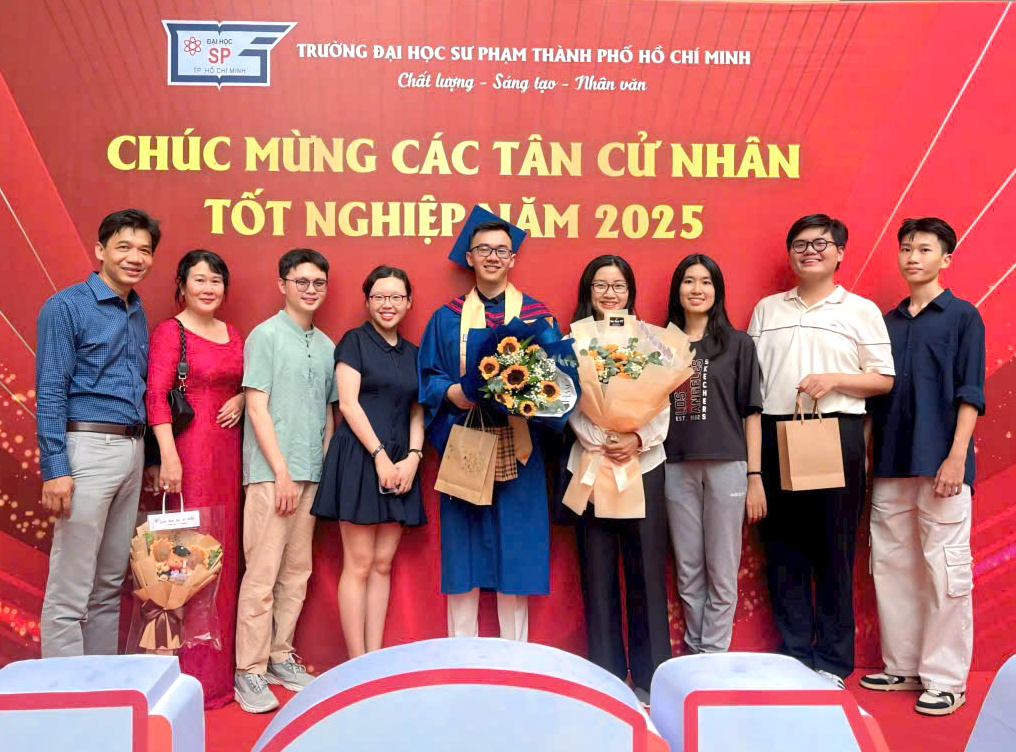 Tấn Đạt bên người thân, bạn bè trong lễ tốt nghiệp vào giữa tháng 7/2025 - Ảnh: NVCC