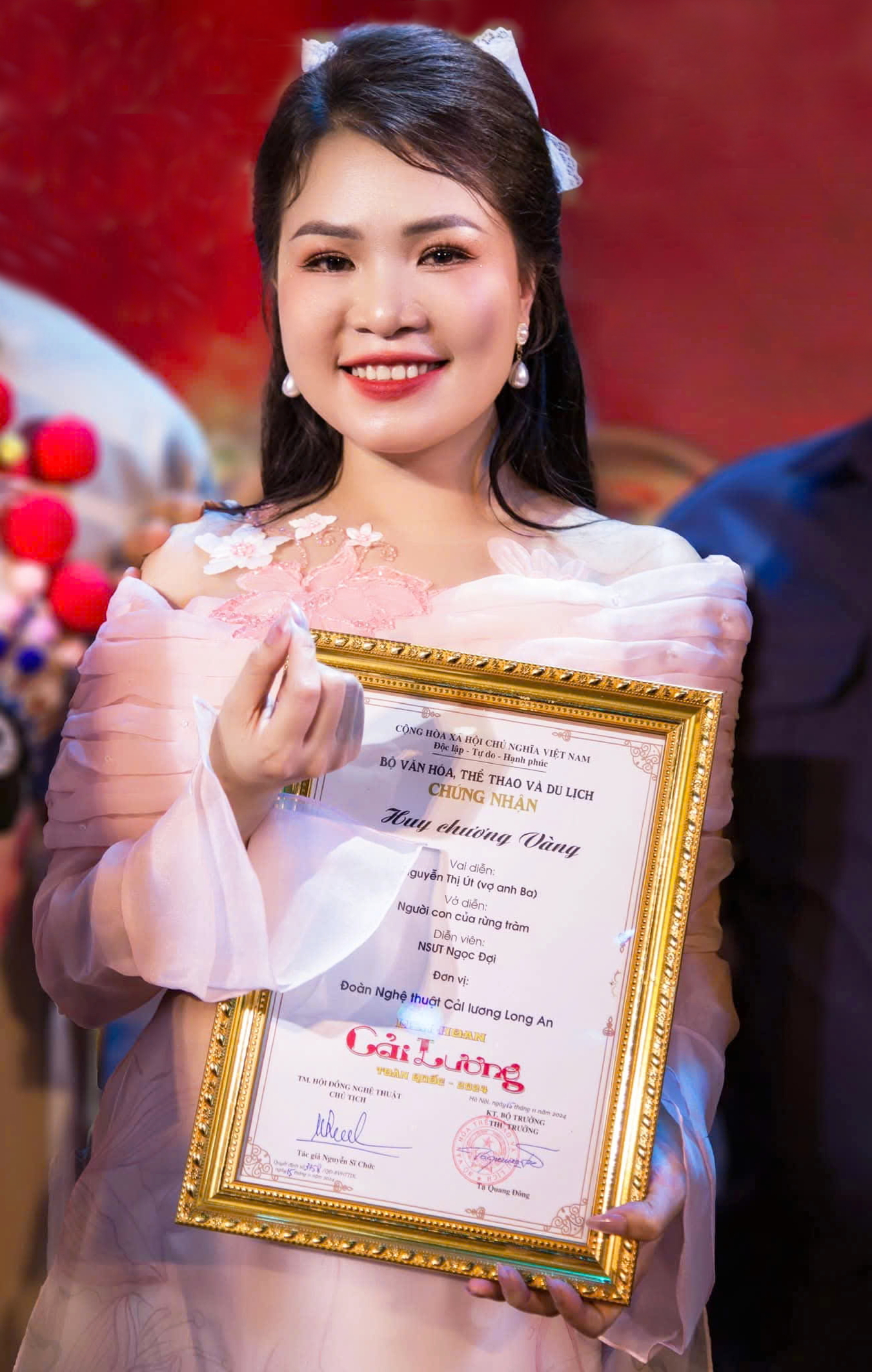 Nghệ sĩ ưu tú Ngọc Đợi nhận huy chương Vàng cá nhân Liên hoan Cải lương toàn quốc 2024 - Ảnh do nhân vật cung cấp