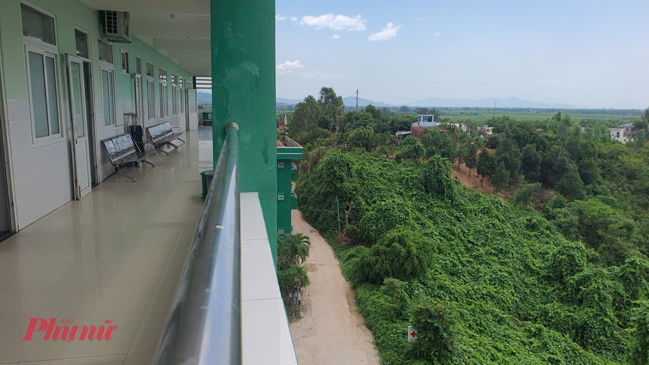 Một khối nhà chức năng đang hoàn thiện trong khuôn viên bệnh viện được xây dựng ngay cạnh bờ vực hồ nước