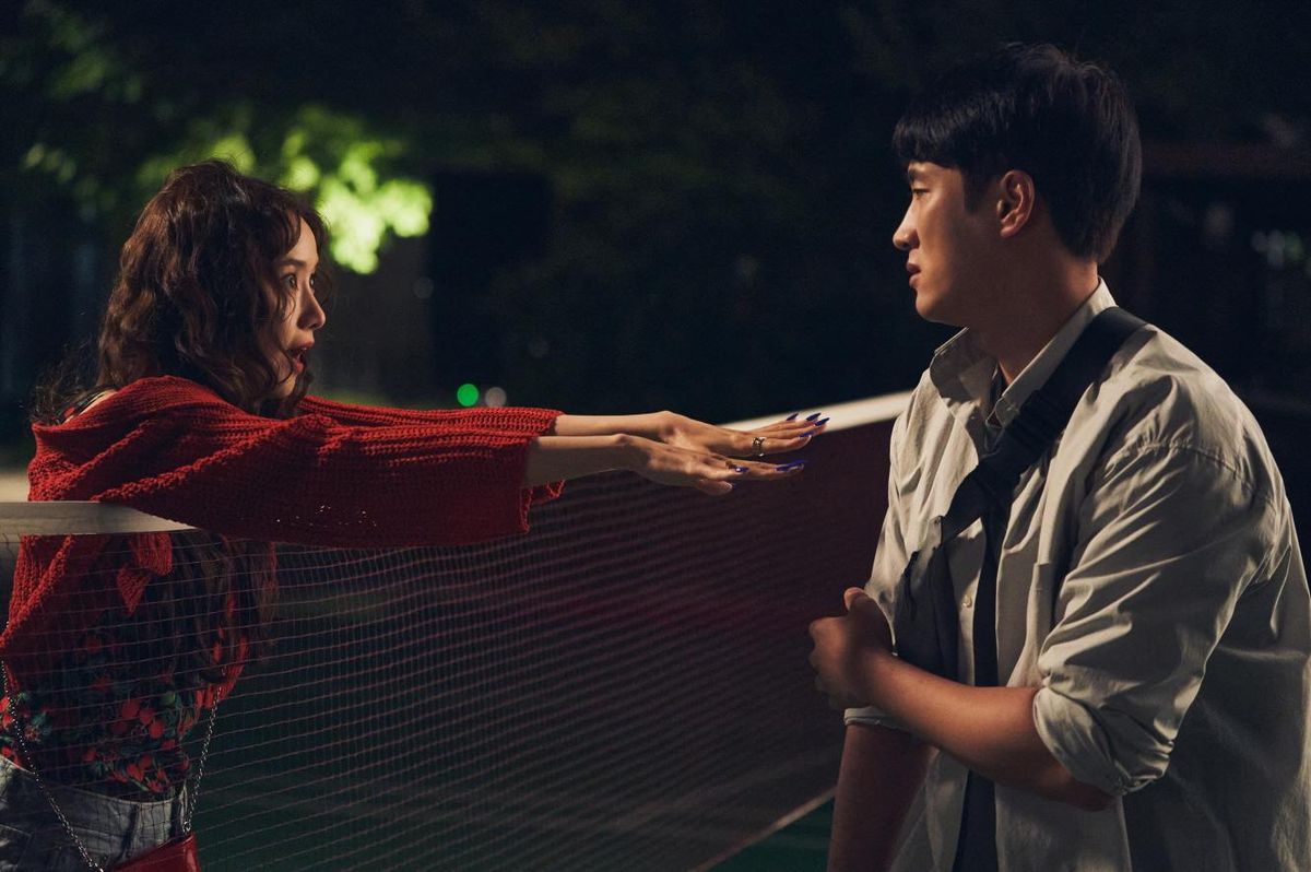 Diễn viên Yoona, bên trái, và Ahn Bo-hyun trong một cảnh phim “Pretty Crazy. Ảnh: CJ ENM