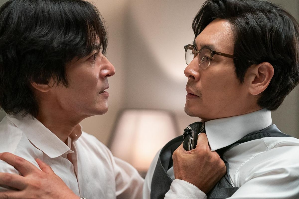 Diễn viên Jang Dong-gun, bên trái, và Sul Kyung-gu xuất hiện trong một cảnh phim A Normal Family. Ảnh do Hive Media Corp cung cấp