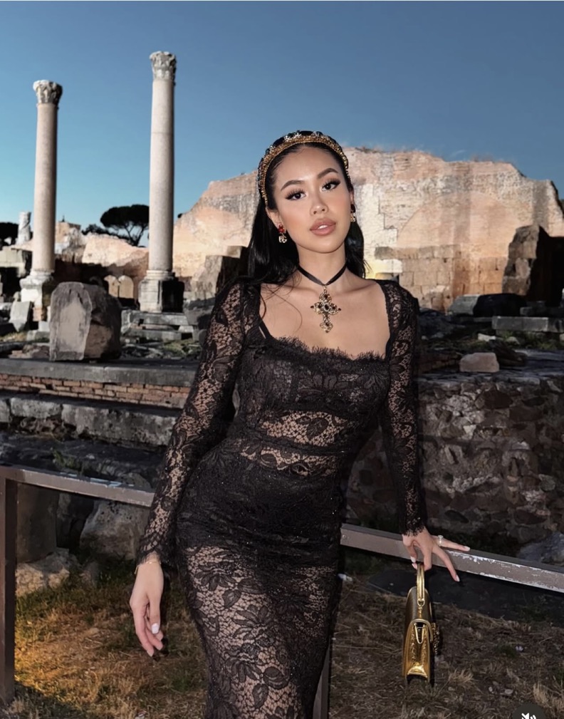 Dolce & Gabbana không góp mặt tại Tuần lễ Thời trang Haute Couture Paris mà tổ chức riêng chuỗi sự kiện Alta Moda, Alta Sartoria và Alta Gioielleria tại Rome, tôn vinh tinh hoa thời trang và văn hóa Ý. Sự kiện quy tụ dàn khách mời VIP toàn cầu, trong đó có Tiên Nguyễn – ái nữ của “vua hàng hiệu” Johnathan Hạnh Nguyễn, hiện là CEO DAFC và gương mặt quen thuộc tại các sàn diễn thời trang quốc tế.