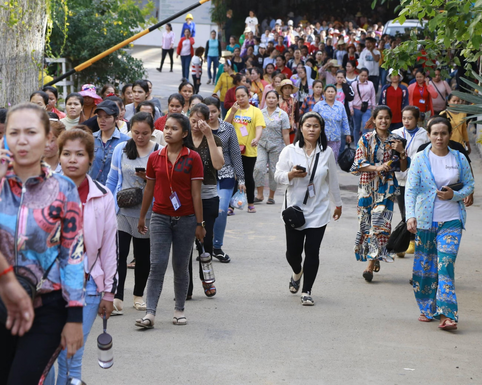 Công nhân may mặc Campuchia rời khỏi một nhà máy ở Phnom Penh, Campuchia - Ảnh: Imago/Alamy