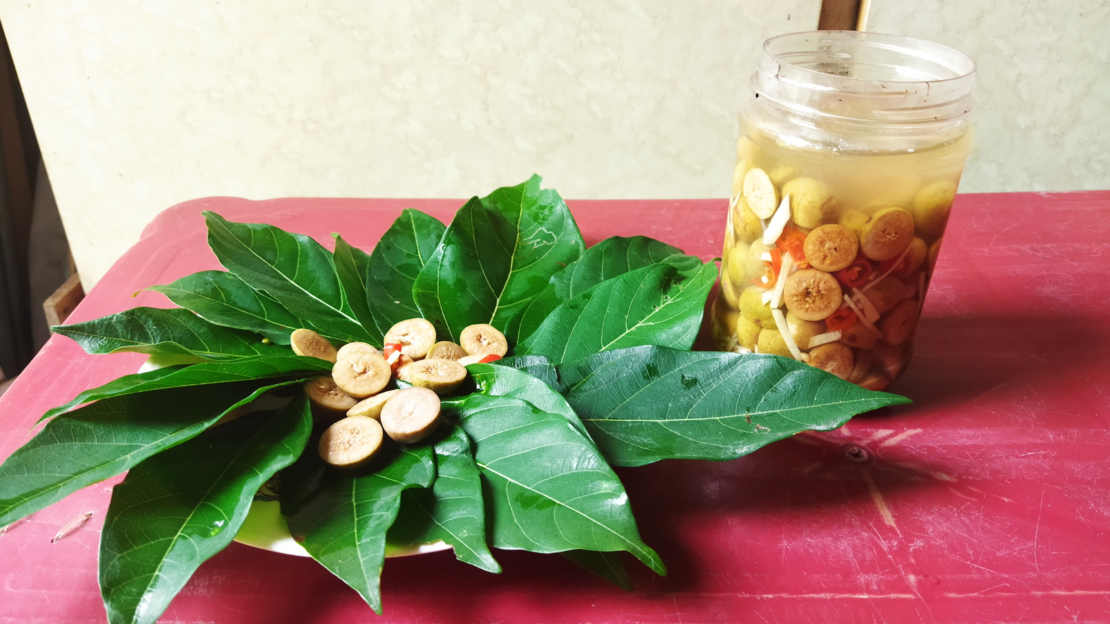 Món sung muối của mẹ đã gắn bó với tác giả từ ấu thơ đến tận bây giờ - Ảnh do tác giả cung cấp