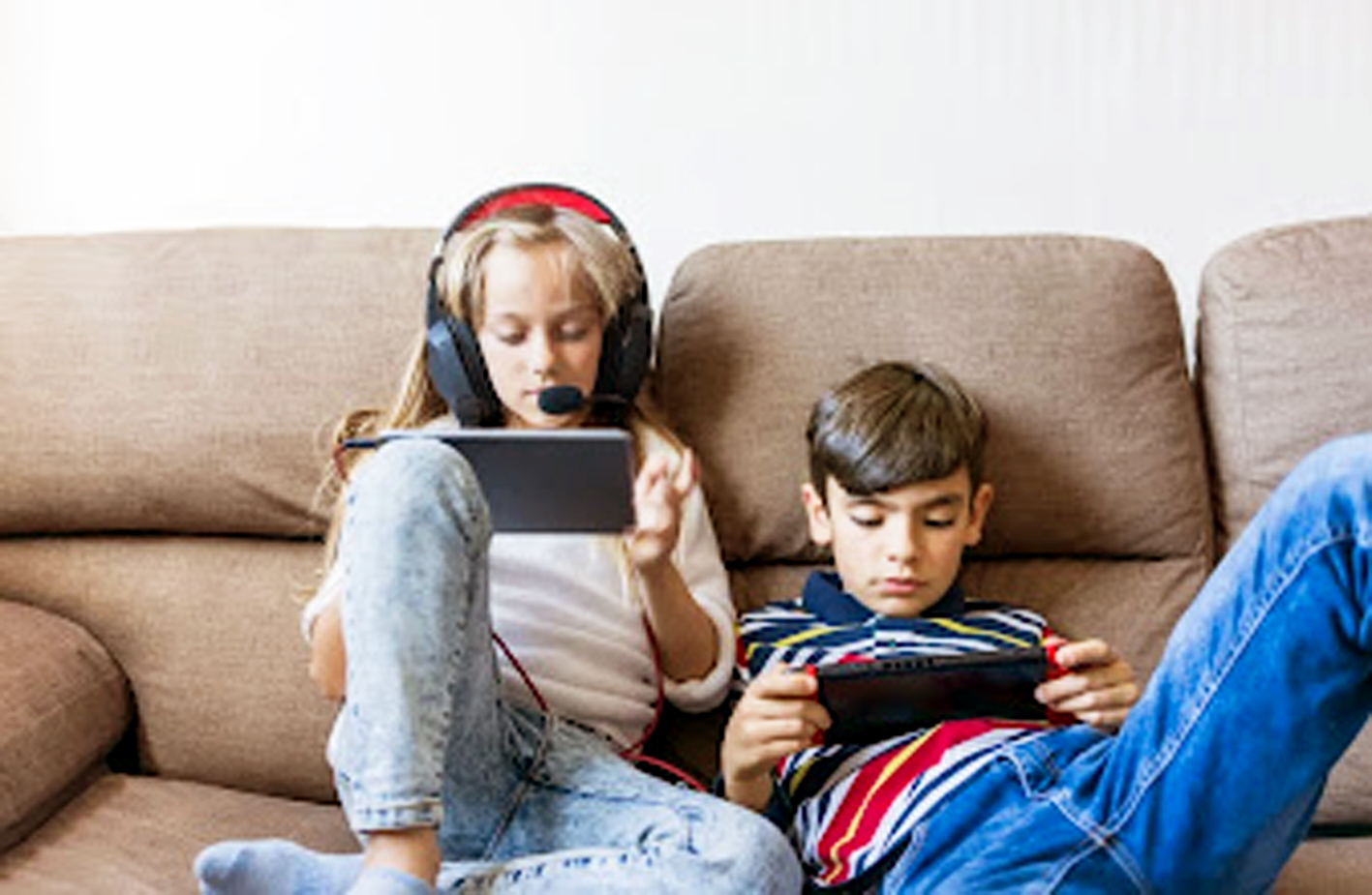 Trẻ có thể bắt đầu nghiện game và thiết bị điện tử ngay từ tuổi tiểu học, đặc biệt là vào kỳ nghỉ hè - Nguồn ảnh minh họa: Shutterstock