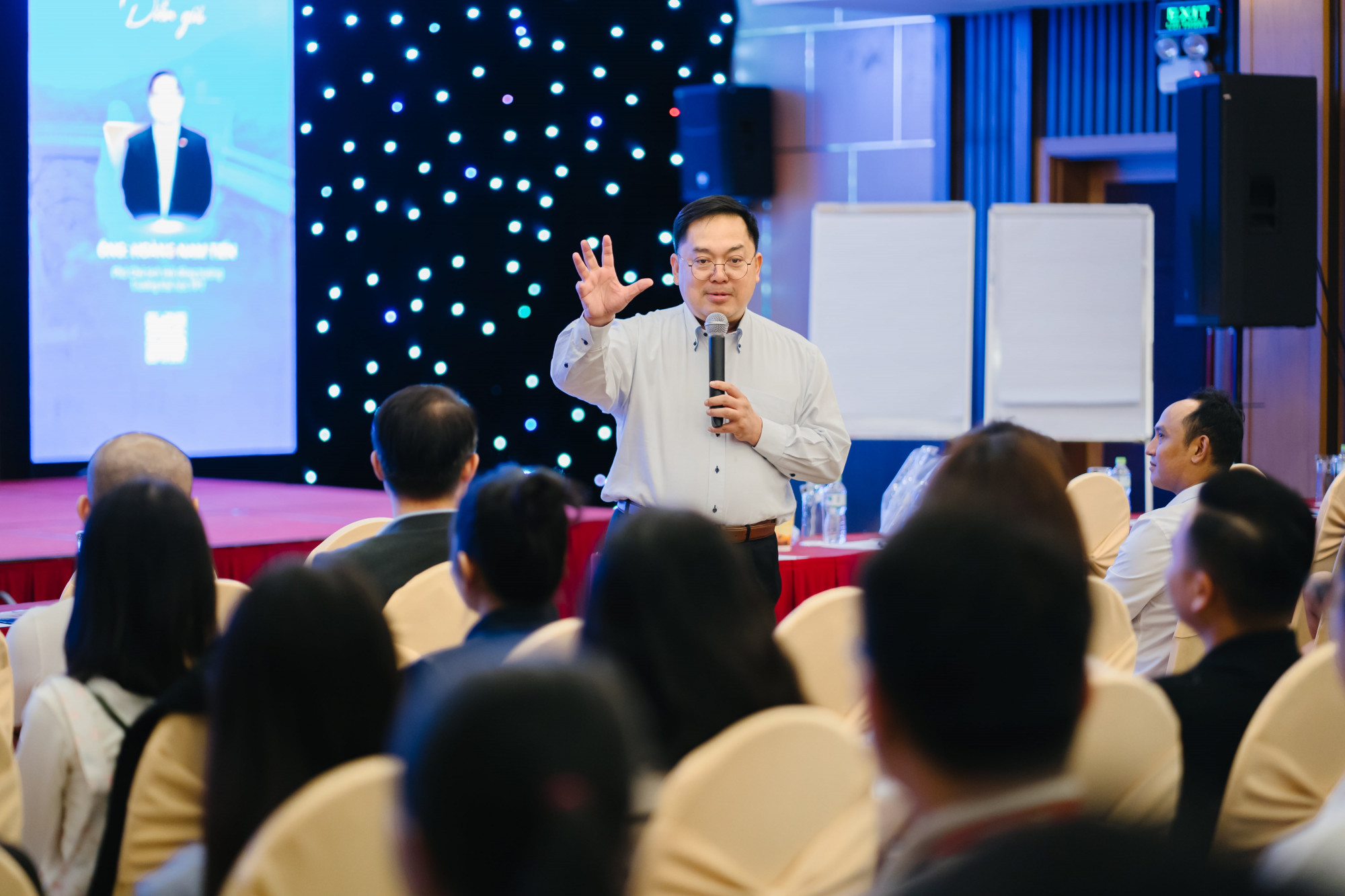 Ông Hoàng Nam Tiến trong một buổi chia sẻ về AI - ảnh: FPT