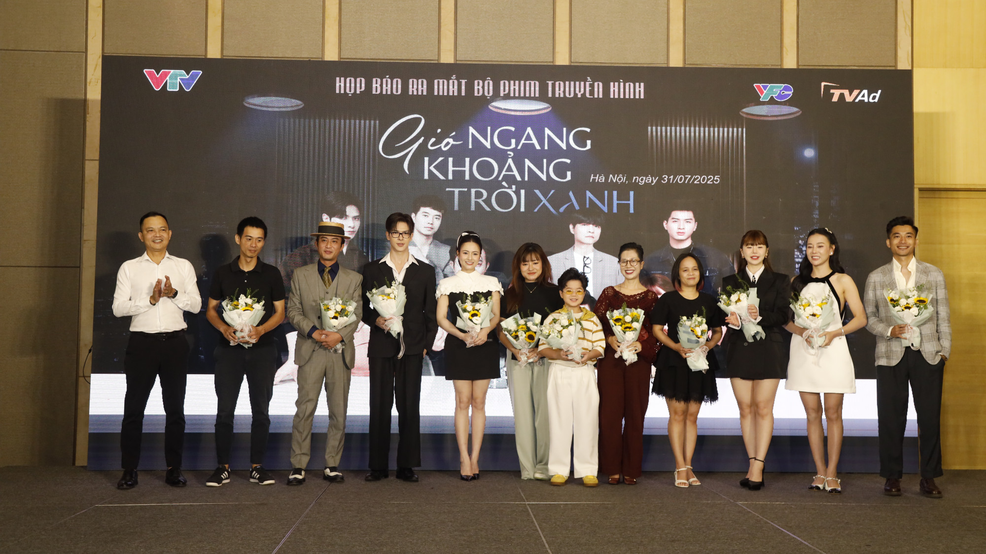 Đoàn phim Gió ngang khoảng trời xanh trong buổi ra mắt phim ngày 31/7