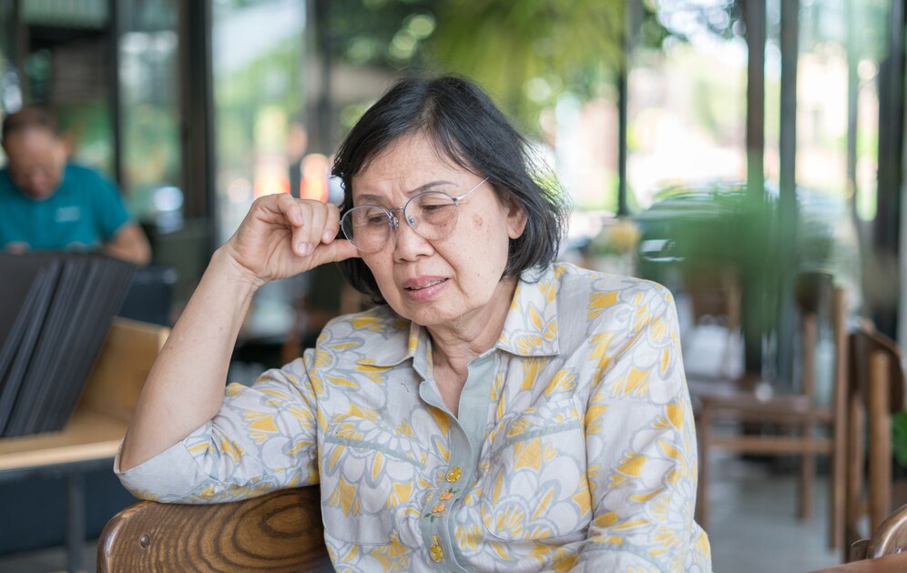 Mẹ nghe lời em trai, liên tục gây sức em để tôi sang lại sổ đỏ. (hình minh hoạ)