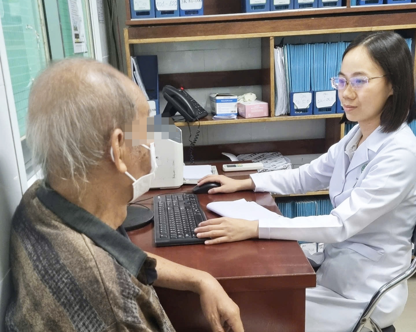 Bác sĩ Võ Thị Thu Hà - Khoa Nội tổng hợp, Bệnh viện Lê Văn Thịnh - giải thích về hậu quả  của việc tự ý tiêm, truyền thuốc bổ cho bệnh nhân