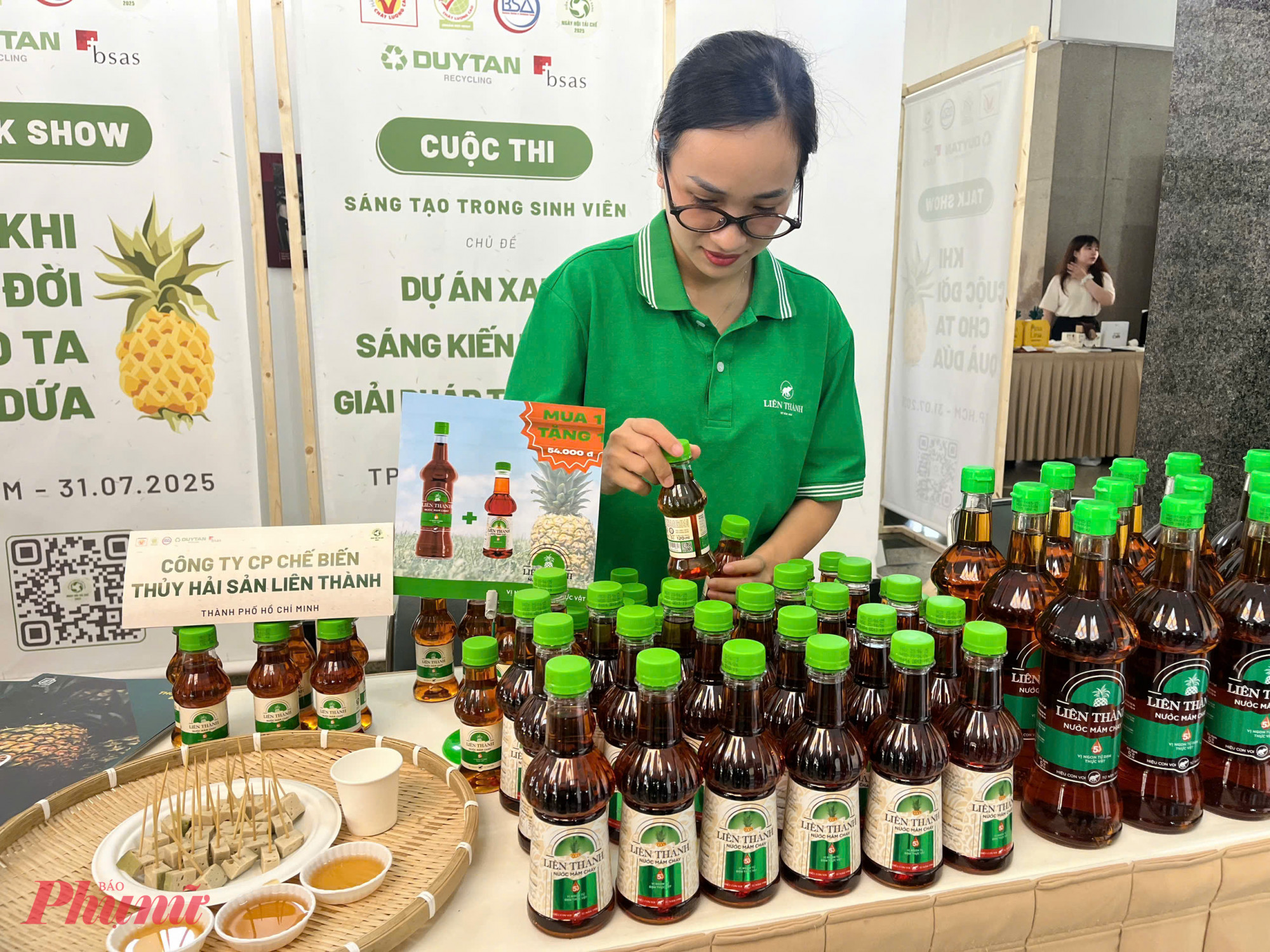 Gian hàng Công ty Cổ phần Chế biến Thủy hải sản Liên Thành trưng bày sản phẩm nước mắm truyền thống và giới thiệu chương trình khuyến mãi hấp dẫn tại Ngày hội Tái chế 2025.