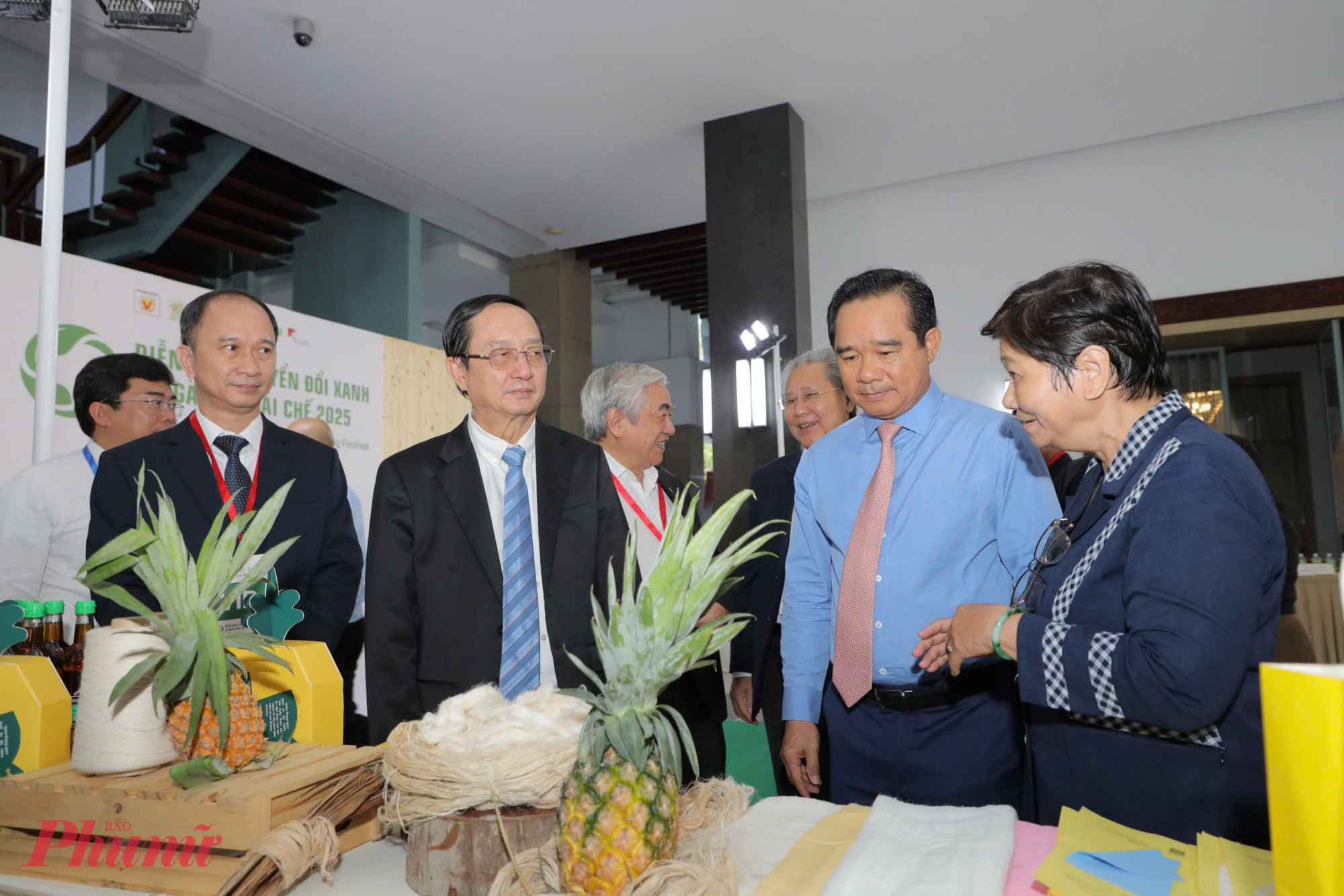Theo ông Nguyễn Văn Được (áo xanh), TPHCM vừa lọt vào Top 2 đô thị giữ chân cư dân tốt nhất thế giới theo khảo sát của Gensler Research Institute. Diễn đàn chuyển đổi xanh TPHCM và Ngày hội tái chế năm 2025 sẽ là một hoạt động hết sức ý nghĩa góp phần xây dựng thành phố nằm trong Top 100 thành phố đáng sống trên thế giới.cùng đại biểu tham quan gian hàng giới thiệu sợi dứa và sản phẩm thời trang làm từ xơ dứa tại khu trưng bày trong khuôn khổ Diễn đàn Chuyển đổi Xanh & Ngày hội Tái chế 2025.